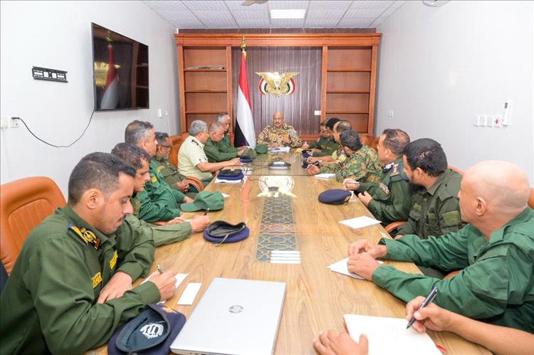 طارق صالح يطلع على إصلاحات وزارة الداخلية ويترأس اجتماعاً لقطاع الأمن في الساحل الغربي