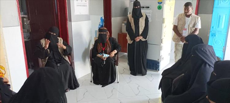 نزول ميداني إشرافي لمديرة إدارة التثقيف والإعلام الصحي بلحج للعاملين الصحيين المشاركين بمشروع نوادي الأمهات