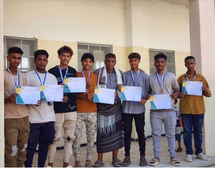 ثانوية سواحل بزنجبار تكرم طلابها المشاركين في المسابقة العلمية والرياضية الأولى