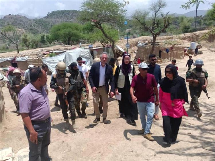 سفير الاتحاد الأوروبي يشيد بجهود المعافر في إدارة الملف الإنساني رغم شحة الإمكانيات