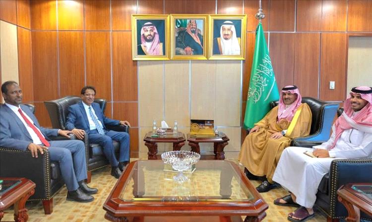 محافظ المهرة يبحث مع السفير آل جابر تعزيز المشاريع التنموية وافتتاح مدينة الملك سلمان الطبية