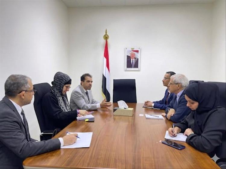 نائب وزير الخارجية يلتقي رئيس بعثة الصليب الأحمر في عدن بمناسبة انتهاء فترة عمله