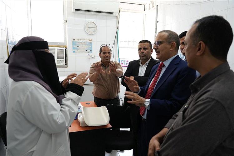 وزير الصحة يطلع على سير العمل في عدد من مرافق الرعاية الصحية الأولية بعدن