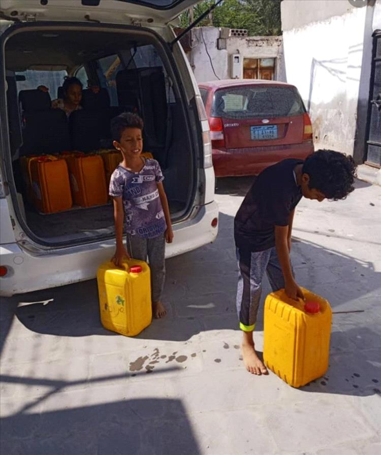 أبناء حي اللواء السادس بخورمكسر يناشدون السلطات في عدن التدخل العاجل لإنهاء أزمة المياه