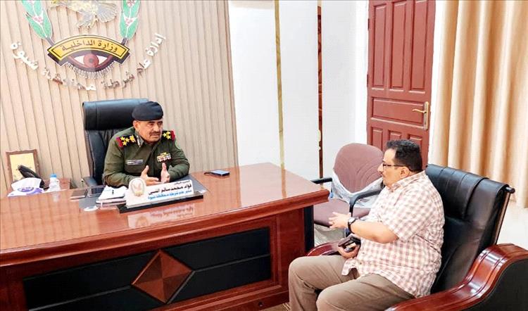 مدير عام شرطة شبوة يلتقي مدير مطار عتق الدولي لبحث تعزيز الإجراءات الأمنية