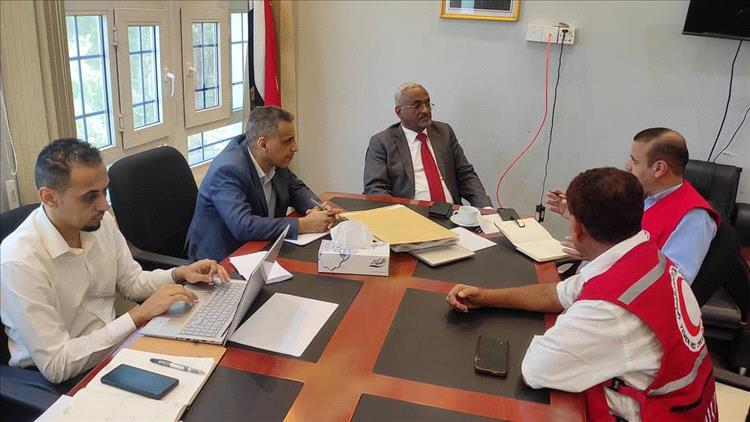 الهلال الأحمر ووزارة الإدارة المحلية يبحثان تعزيز الاستجابة الإنسانية في اليمن