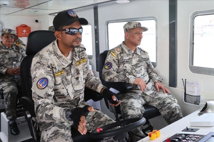 القملي يدشّن زورق "ميون" لتعزيز قدرات خفر السواحل.. صناعة يمنية بدعم دولي