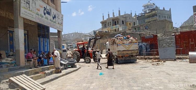 السلطة المحلية والأجهزة الأمنية والأشغال العامة تنفذ حملة نظافة واسعة في مديرية رصد بيافع