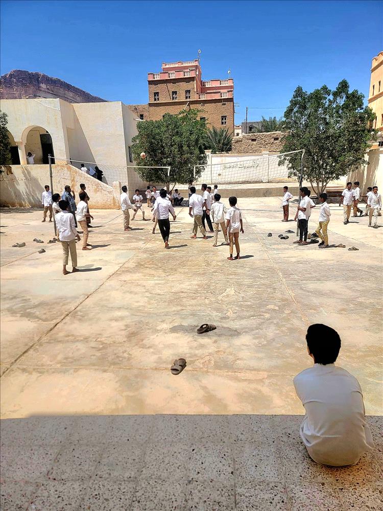 مباراة ودية في كرة الطائرة تجمع فريقي المجد والشرارة بمدرسة المجد بلنف