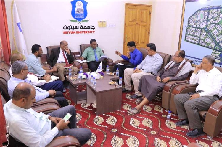 رئيس جامعة سيئون ومؤسسة صلة يبحثان تعزيز المنح الدراسية والتخصصات الحيوية