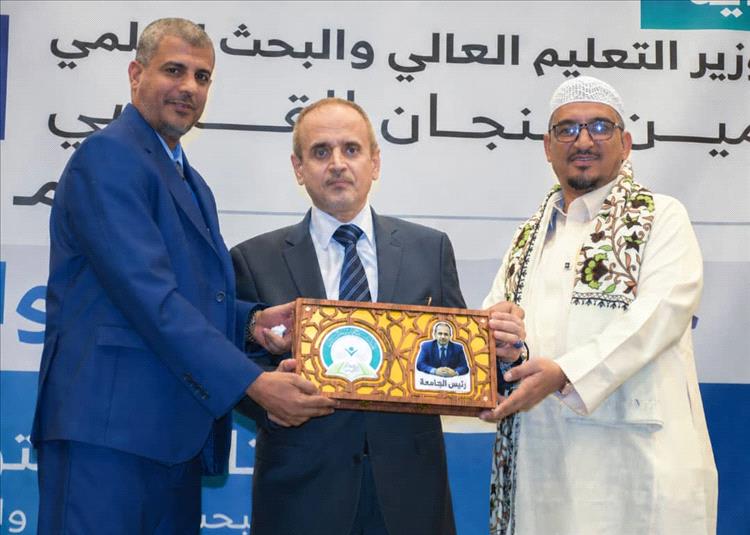 جامعة القرآن الكريم والعلوم الإسلامية تُكرّم وزير التعليم العالي السابق الأستاذ الدكتور خالد الوصابي بعدن