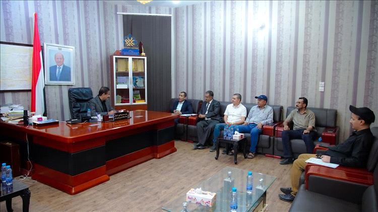 المحافظ بن الوزير يناقش مع وفد وزارة المياه والبيئة تنفيذ التقييم المؤسسي لهيئة حماية البيئة وفروعها