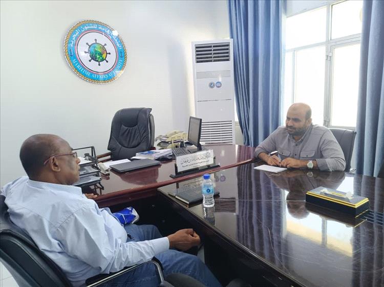 لقاء في المكلا يناقش تطوير أمن الموانئ وحماية البيئة البحرية