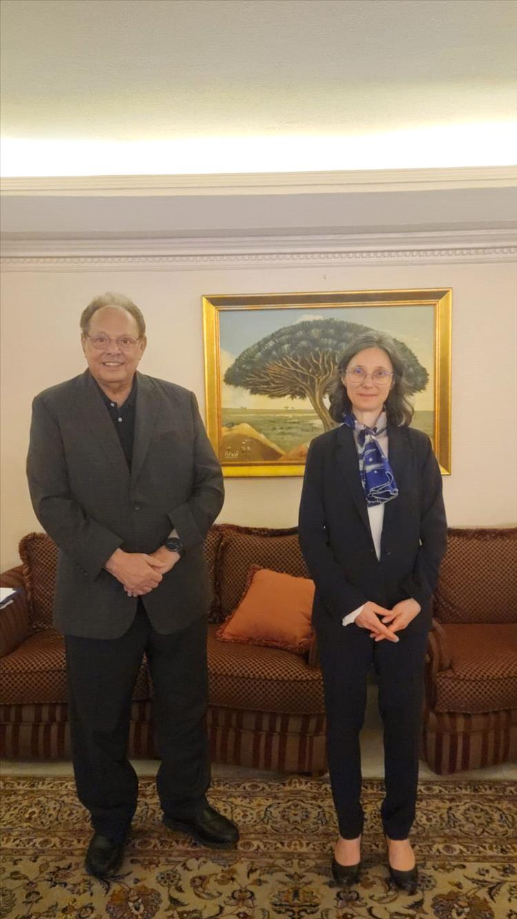 علي ناصر محمد يدعو لمؤتمر يمني شامل خلال لقائه السفيرة الفرنسية