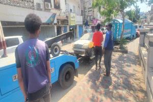 السلطة المحلية بالمعلا تدشن حملة واسعة لإزالة السيارات المتهالكة والراكدة