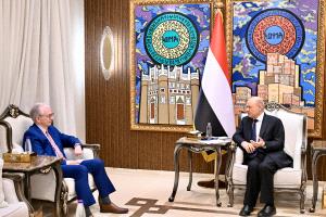 رئيس مجلس القيادة: امن الممرات المائية مرهون بإنهاء سيطرة وكلاء ايران على اجزاء من البر اليمني