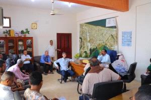 اجتماع في خور مكسر لبحث تنظيم الأسواق ومعالجة العشوائيات وتحسين الإنارة