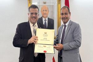 سفارة الجمهورية اليمنية في كوالالمبور تكرّم العقيد محمد حسين أحمد صديق مدير مركز الأحوال المدنية بالسفارة