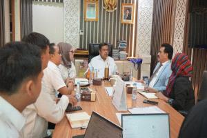 سفير بلادنا يبحث مع مسؤول اندونيسي سبل تعزيز التبادل التجاري بين البلدين