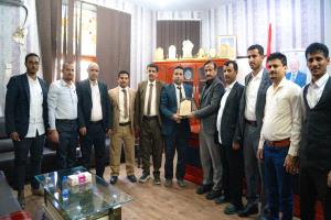 المحافظ بن الوزير يتسلّم درع الوفاء من طلاب الدراسات العليا بجامعة شبوة تقديراً لجهوده التنموية