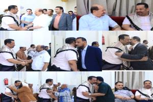 يتقدمهم رئيس الوزراء.. مسؤولين وسفراء يقدمون واجب العزاء للعميد السعيدي في وفاة والدته