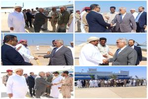 وصول رئيس جهاز أمن الدولة إلى المهرة.. استقبال رسمي في مطار الغيضة وبدء زيارة ميدانية