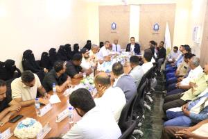 رئيس جامعة سيئون يلتقي موظفي ديوان الرئاسة في لقاء وعواد لتعزيز الأداء المؤسسي