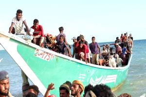 حادث مأساوي قبالة المخا.. وفاة صياد وفقدان آخر بعد انقلاب قاربهم وسط أمواج عاتية