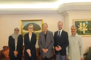 مباحثات بين علي ناصر محمد ووفد أممي بشأن تطورات الأزمة اليمنية