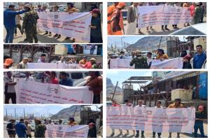 وقفة أمام بوابة المعاشيق لموظفي مكتب التنسيق الطبي  للقوات المشتركة بعدن يناشدون فيها الفريق الصبيحي انصافهم