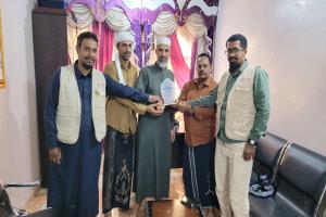 اللجنة المجتمعية ولجنة مياه منطقة القرين تكرّمان مؤسسة وادي دوعن للتنمية بدرع تذكاري