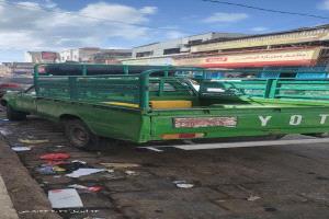 صورة وتعليق : سيارات “البيك أب” في اليمن.. ذاكرة طرق لا تنسى