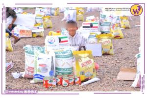 مؤسسة رسالتي تنفذ توزيع 230 سلة غذائية للمتضررين من السيول في تعز
