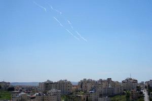 الدفاعات الإسرائيلية تعترض صاروخًا أُطلق من اليمن وصفارات الإنذار تدوي جنوب البلاد