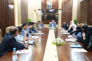 وزير الصحة يناقش الوضع الوبائي والإجراءات الوقائية في عدن