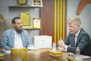 المحافظ عبدالرحمن شيخ يبحث مع المبعوث الأممي مستجدات الأوضاع في العاصمة المؤقتة عدن وجهود السلام
