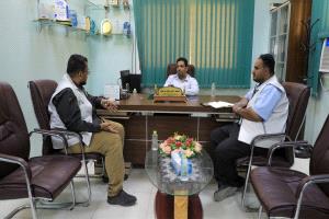 مؤسسة قطرات للتنمية تستعرض مشاريعها الصحية أمام مكتب الصحة بساحل حضرموت