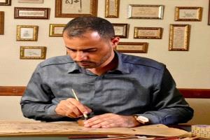 الخطاط الدكتور زكي الهاشمي يحصل على الإقامة المميزة ويعبّر برسالة وفاء للمملكة العربية السعودية