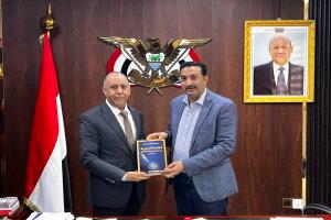 وزير الصناعة والتجارة يتسلم كتاباً حول الحماية الجنائية للعلامة التجارية ويؤكد دعم الوزارة لحماية حقوق المستثمرين