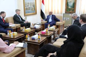 محافظ البنك المركزي يلتقي بالمبعوث الأممي لمناقشة الأوضاع المالية والاقتصادية