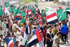 "مصيرنا واحد وأمننا لا يتجزأ".. حشود المخا تؤكد وقوف اليمنيين صفاً واحداً خلف المملكة والخليج