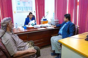 المحافظ بن الوزير يوجّه بضرورة التوسع في زراعة القمح ومعالجة أضرار السيول في شبوة