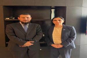 محافظ العاصمة المؤقتة عدن يبحث مع السفيرة البريطانية مستجدات الأوضاع الأمنية والخدمية