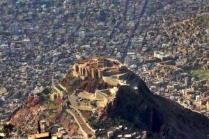 بدء أعمال تأهيل شارع العواضي وسط مدينة تعز