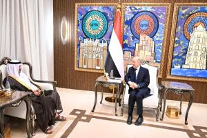 الرئيس العليمي يجدد موقف اليمن الرافض للاعتداءات الإيرانية على الكويت ودول الخليج