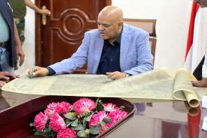 محافظ تعز يوجّه بتأهيل طريق جامعة تعز ويعتمد وحدات جوار لمديرية جبل حبشي