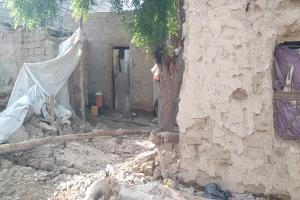 سقوط منزل طيني لمواطن في منطقة المخزن بمديرية خنفر