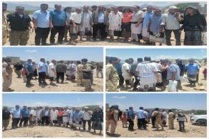 المدير العام بكر الشاعري يتفقد مساحة الأرضية المخصصة لبناء مدرسة في قرية الغشة والقرى المجاورة لها بمديرية قعطبة