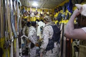 درع الوطن يداهم أوكار السلاح بالقطن وحوره