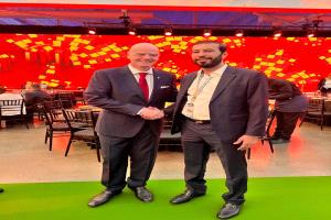 لقاء رسمي يجمع بن حيدرة برئيس الفيفا لبحث دعم الكرة اليمنية